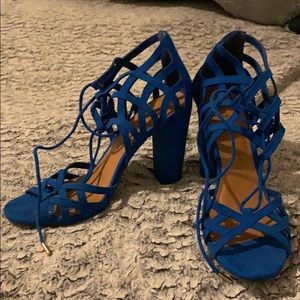 I’m selling these beautiful blue heels!